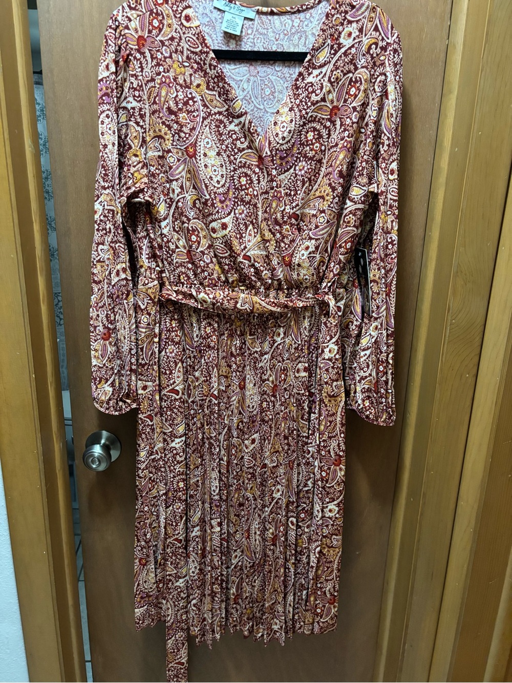 Ashley & Sage 3XL Paisley Top in Burgundy and Cream